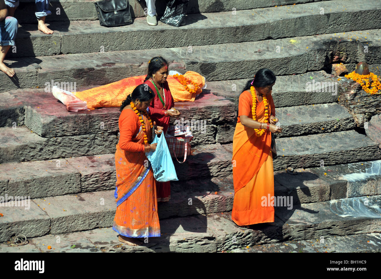 Weiblichen Trauernden in traditioneller Kleidung zu einem Hindu Einäscherung an den Ghats, Pashupatinath Tempel in Kathmandu. Stockfoto