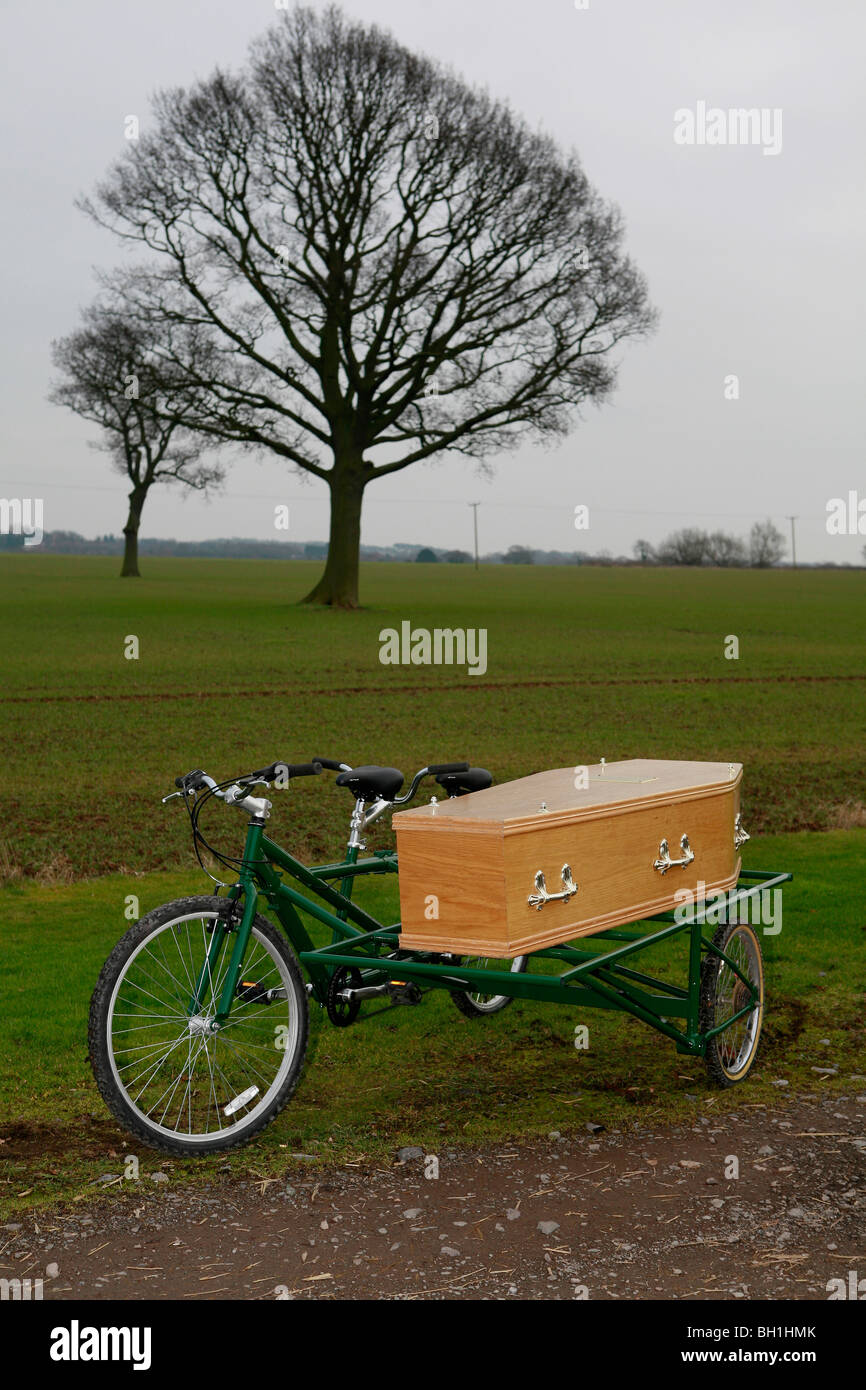grüne Begräbnisse Beerdigung Beerdigung auf einem Fahrrad billige Beerdigung umweltfreundliche Bestattung Sarg auf einem Fahrrad Fahrrad Stockfoto