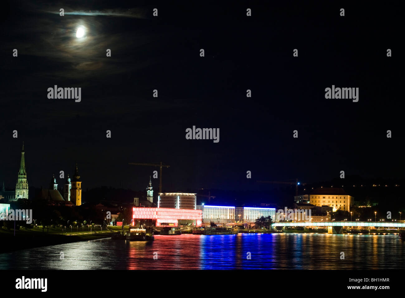 Vollmond scheint über die beleuchtete Museum of Modern Art auf der Donau, Linz, Oberösterreich, Österreich Stockfoto