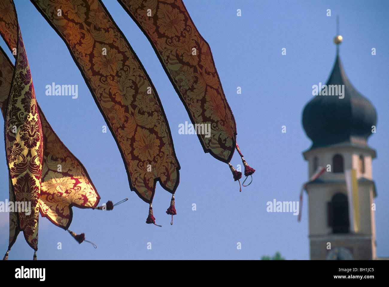 Prozession durch Voels bin Schlern, Kirche im Hintergrund, Südtirol, Italien Stockfoto