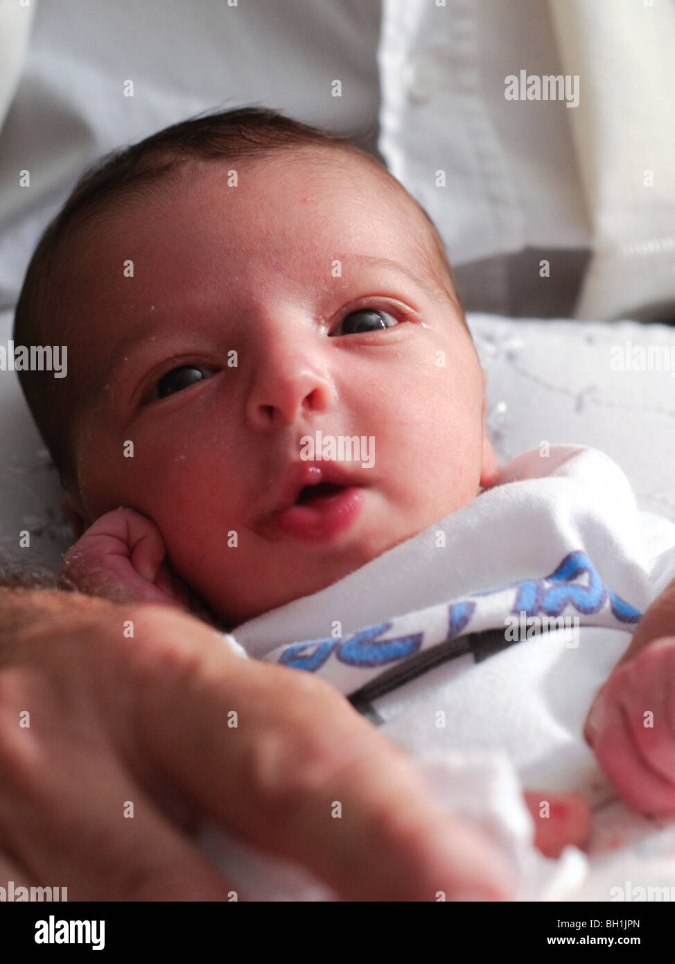 Beschneidung - Brit Mila Zeremonie. Glückliches acht Tage altes Baby vor der Zeremonie Model-Release verfügbar Stockfoto