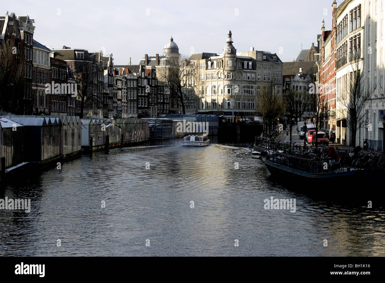 Eines der vielen Grachten in Amsterdam Stockfoto