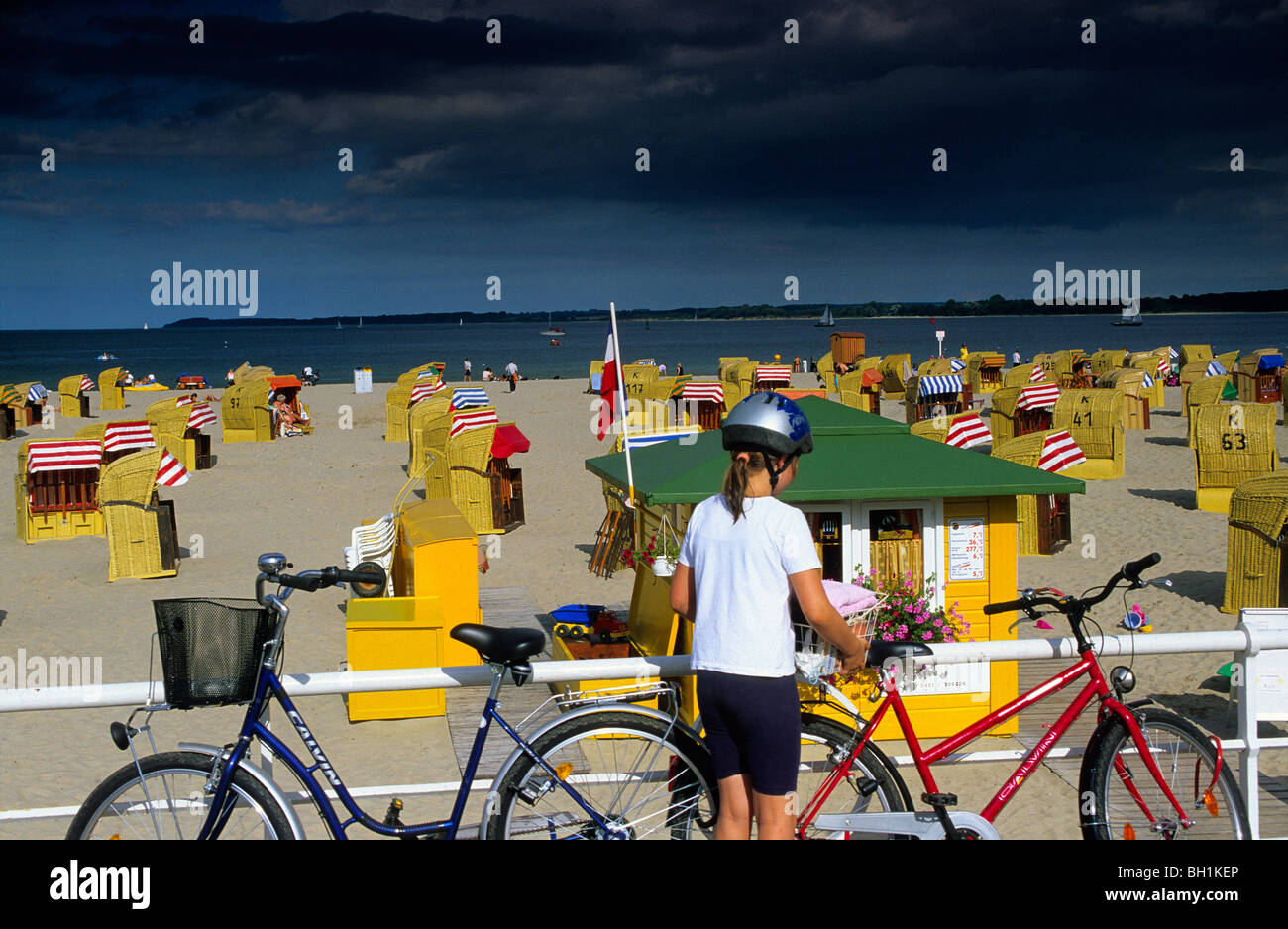 Mädchen mit Fahrrädern vor Strand Stühle, Travemünde, Schleswig Holstein, Deutschland, Europa Stockfoto