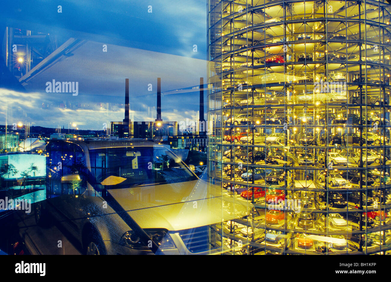 VW-Autostadt am Abend, Wolfsburg, Niedersachsen, Deutschland Stockfoto