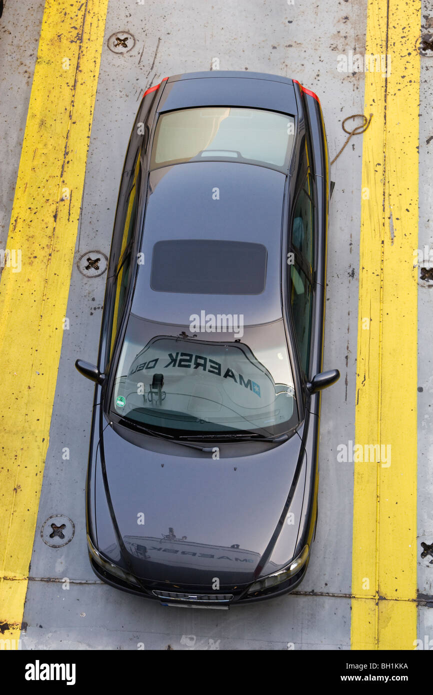 Auto auf dem Deck der Fähre Stockfoto