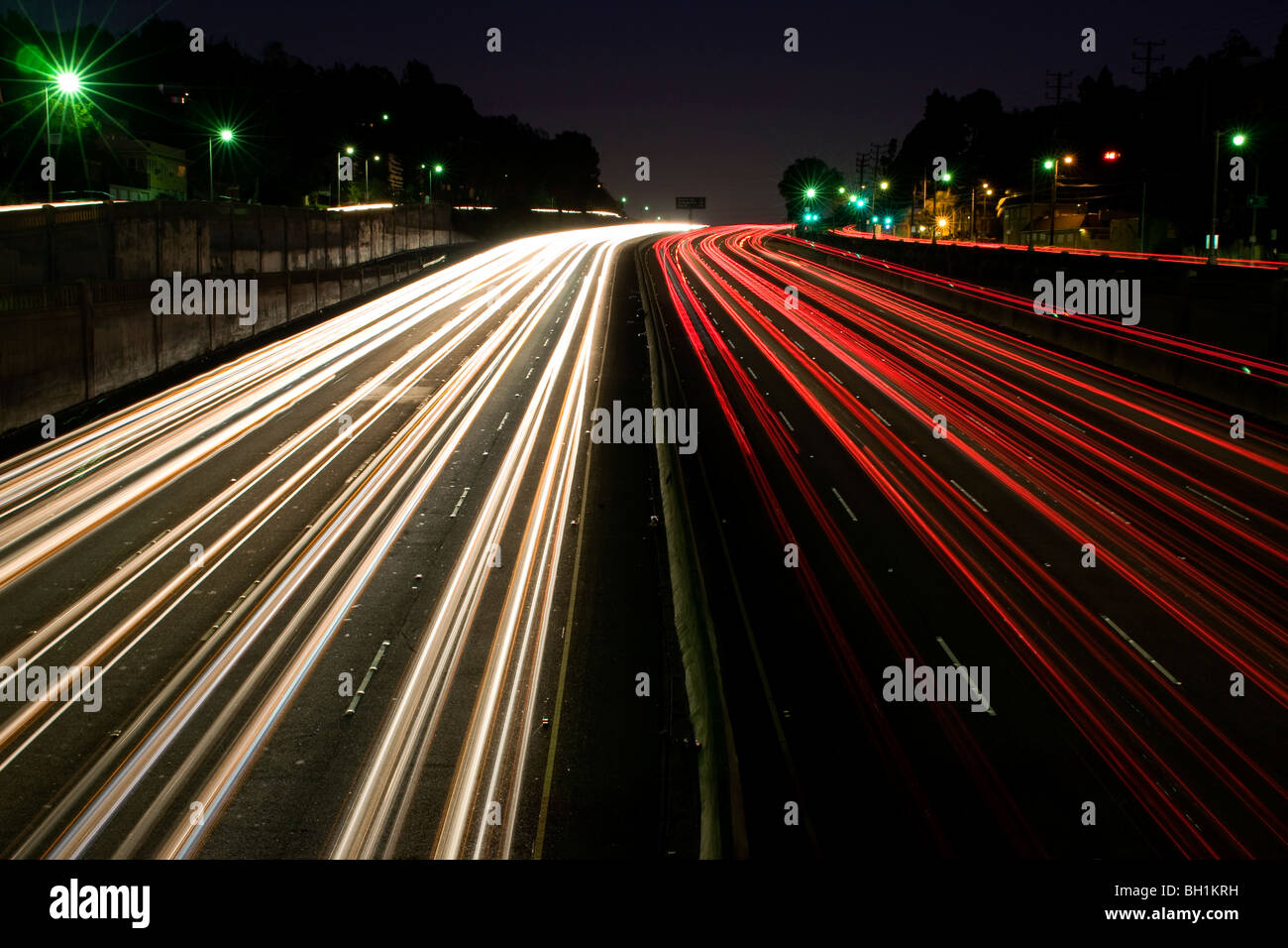 Autobahnverkehr in der Nacht in hollywood Stockfoto