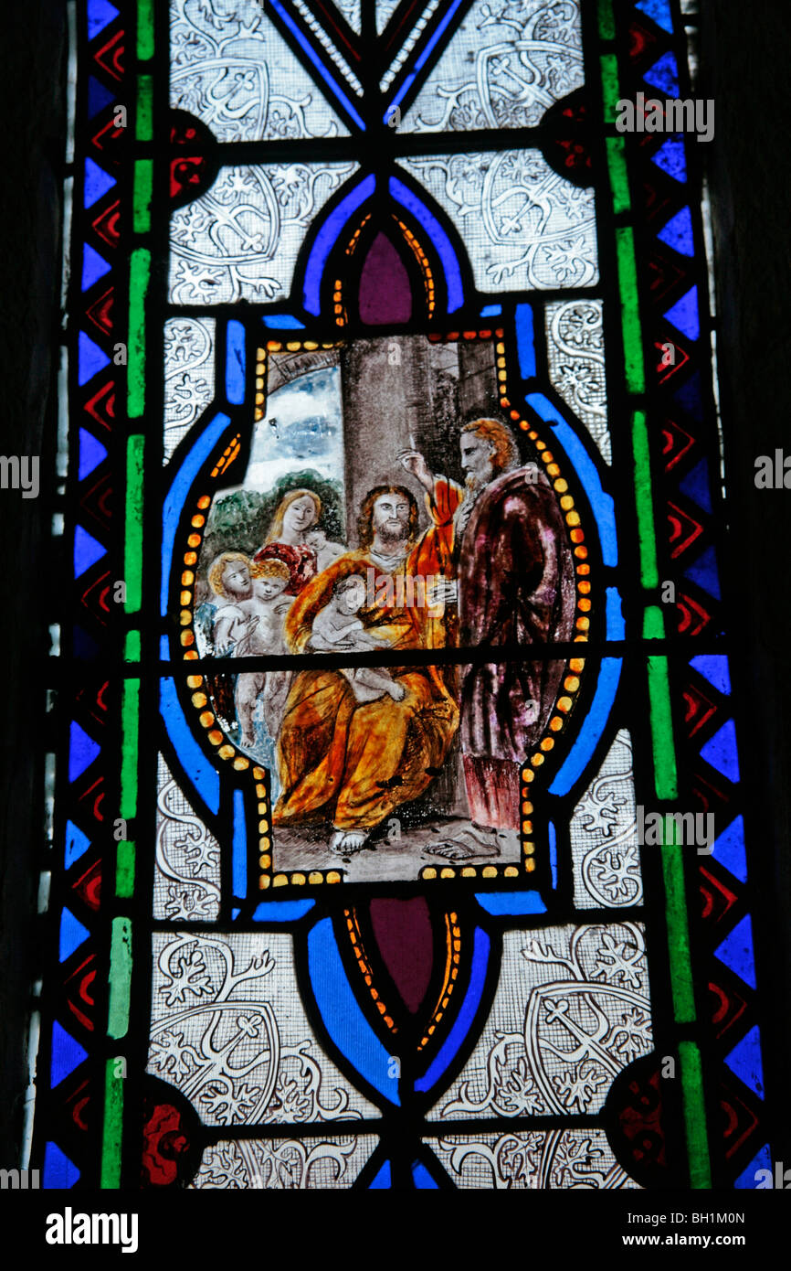 Detail aus einem Buntglas-Fenster Darstellung "Leiden die Kleinkinder kommen zu mir" Stockfoto