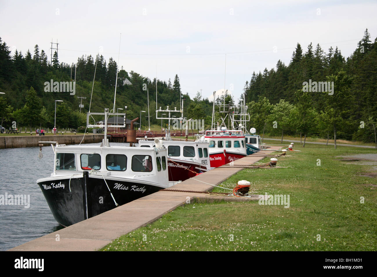 Bunte Boote liegen außerhalb der Sperre am St Peters Kanal - Eingang Süd auf die Bras d ' or Lakes of Nova Scotia Stockfoto