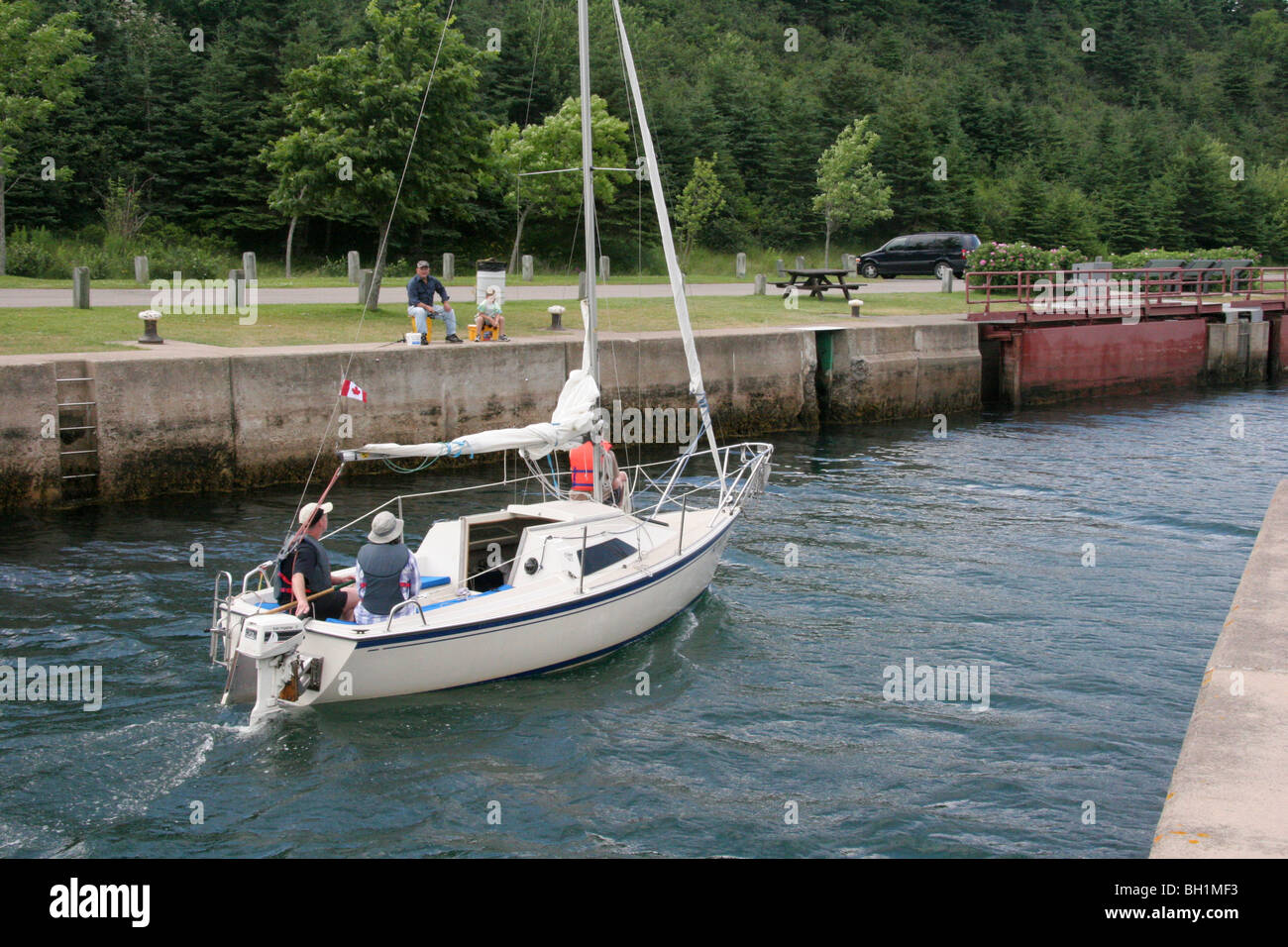 Ein kleines Segelboot tritt die Sperre am St Peters Kanal für den Transit auf die Bras d ' or Lakes of Nova Scotia Stockfoto