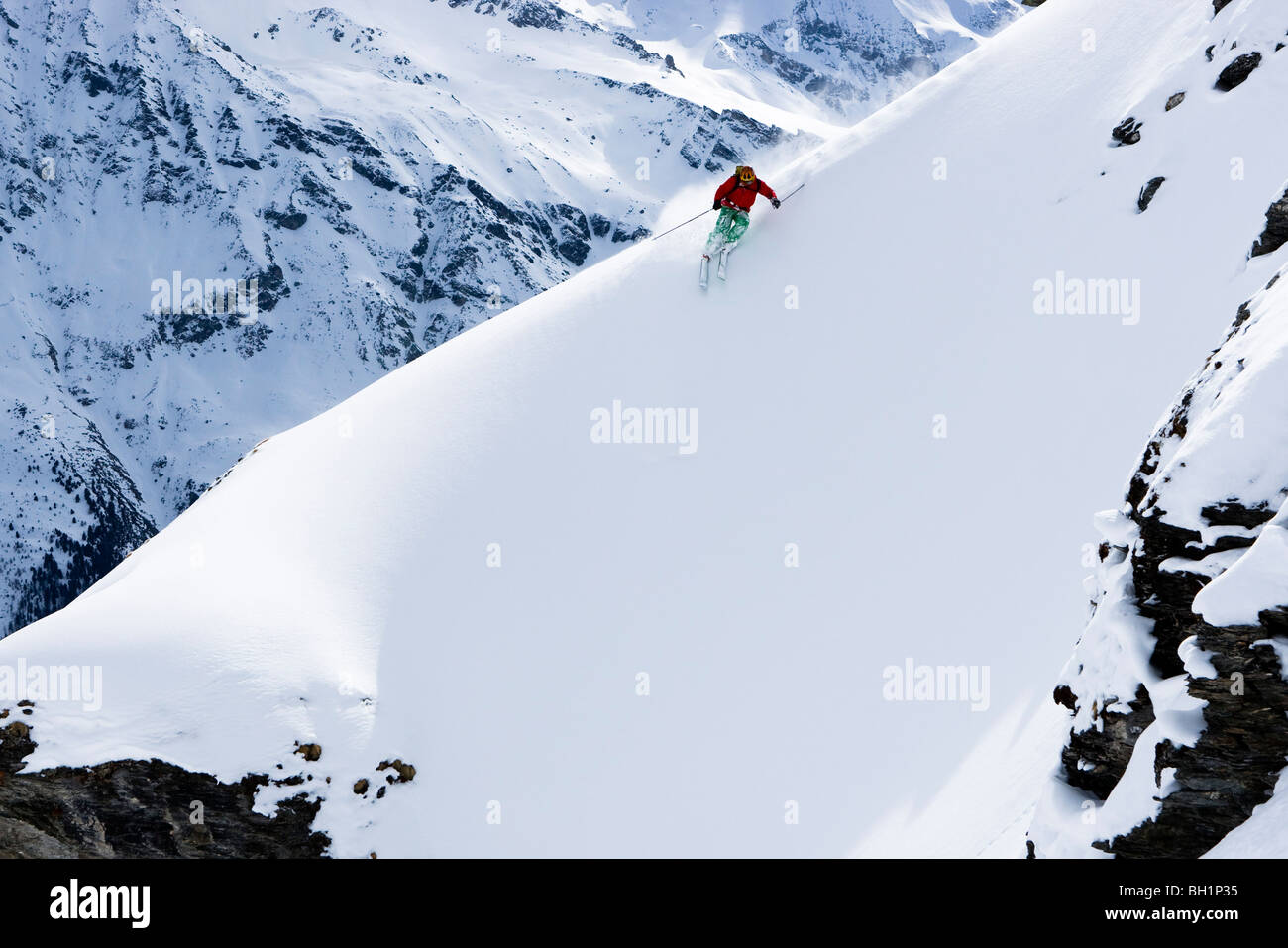 Domaine de Freeride, Zinal, ein junger Mann im Pulverschnee Skifahren Schnee, Kanton Wallis, Wallis, Schweiz, Alpen, Herr Stockfoto