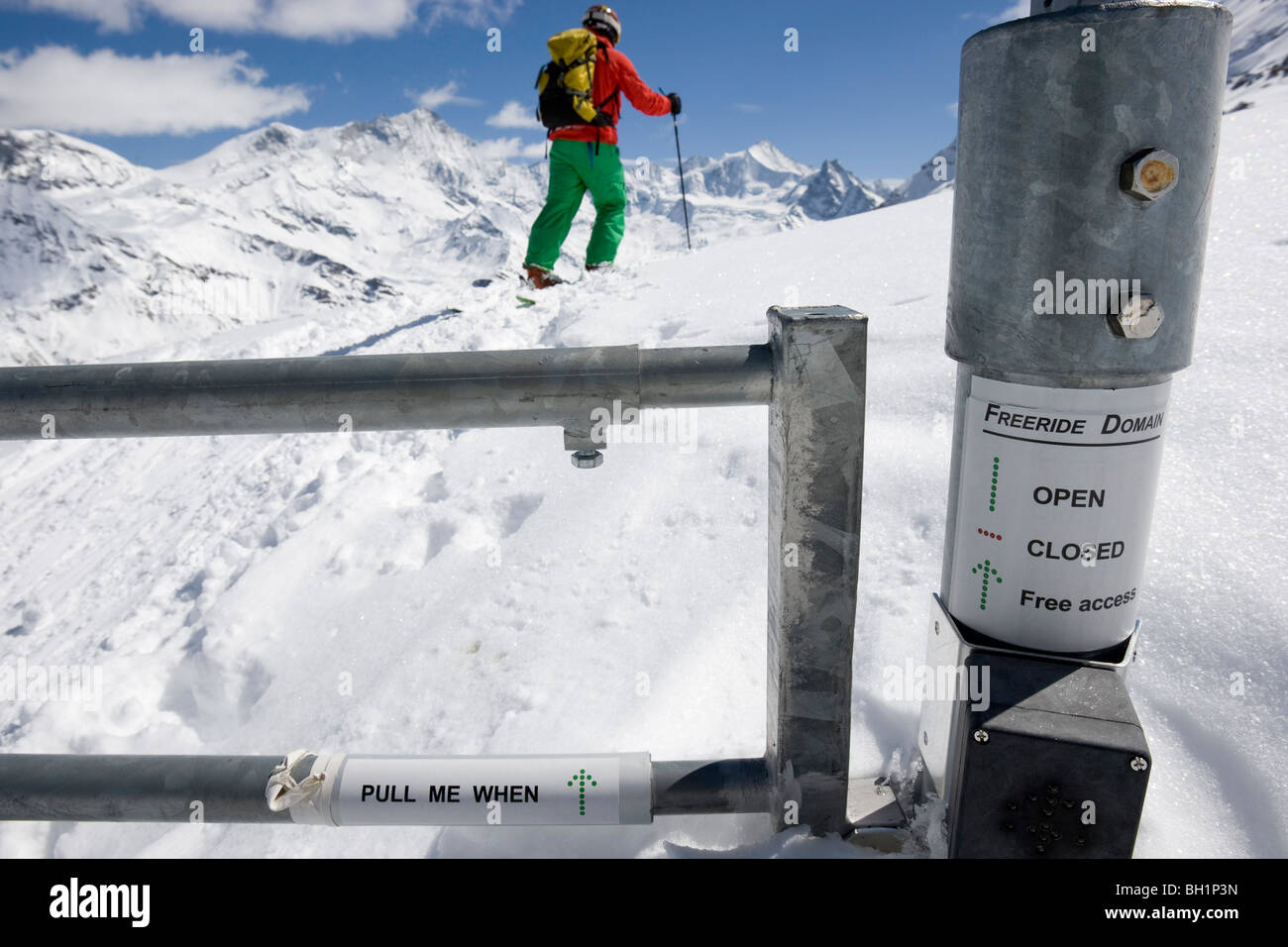 Domaine de Freeride, Zinal, A Young man auf Skiern Pässe eine Lawine Personenschleuse, Kanton Wallis, Wallis, Schweiz, Alpen, Herr Stockfoto