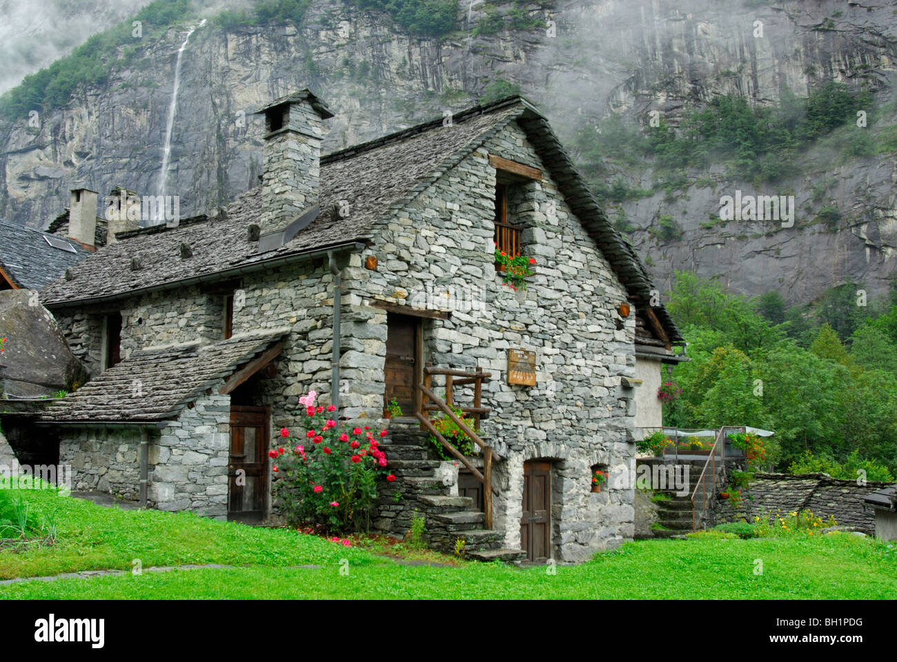 Steinhaus mit Blumen Dekoration, Sonlerto, Tessin, Schweiz Stockfotografie  - Alamy