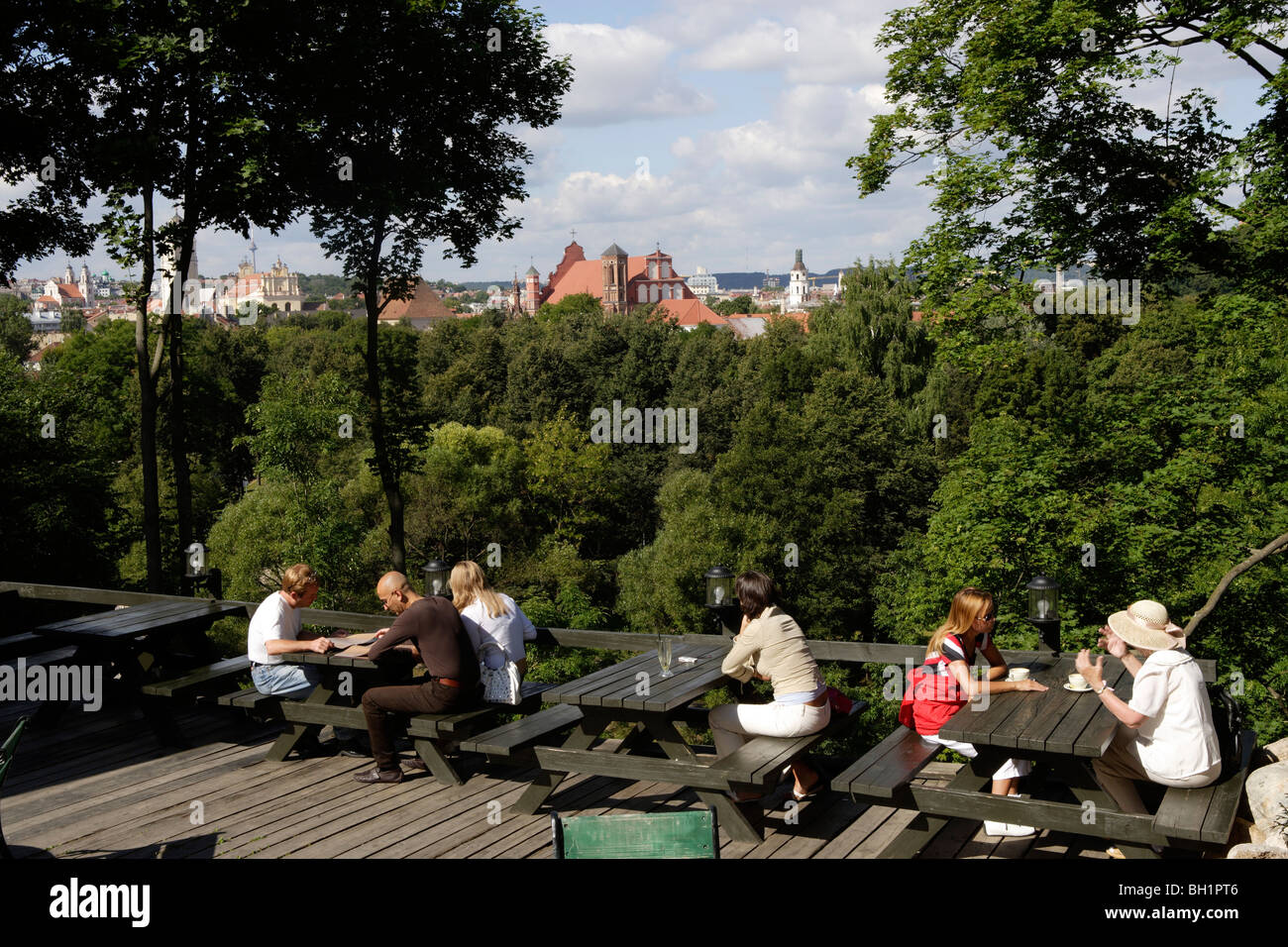 Das Restaurant Torres in Uzupis Straße bietet einen Blick über die Altstadt von Vilnius, Litauen, Vilnius Stockfoto