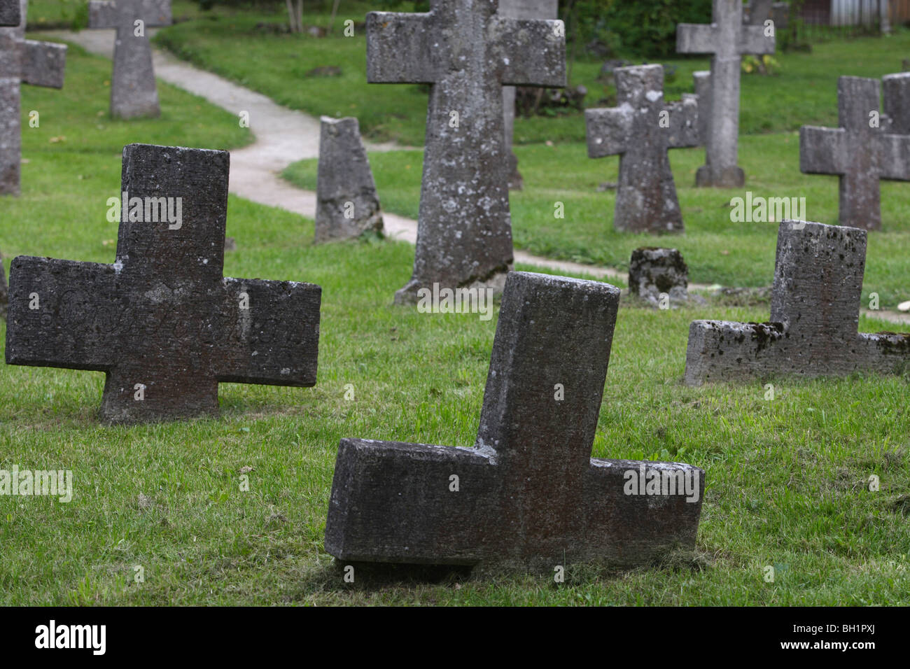 Versunkene Kreuze auf dem Friedhof bei den Ruinen von St. Brigit Kloster Pirita, Tallinn, Estland Stockfoto