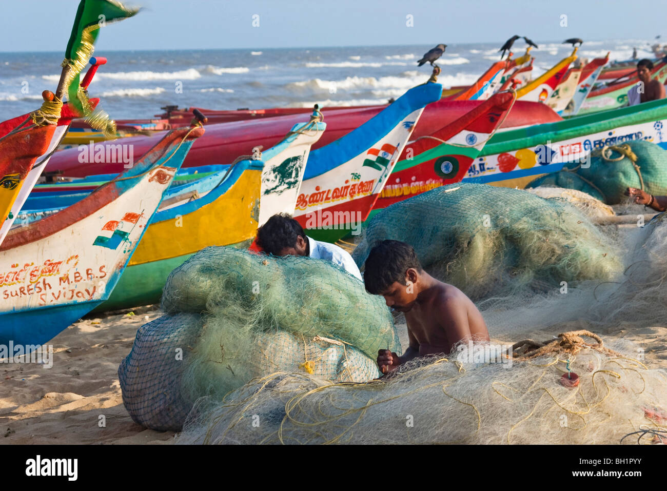 Fischer am Strand von Marina, Chennai, Indien Stockfoto