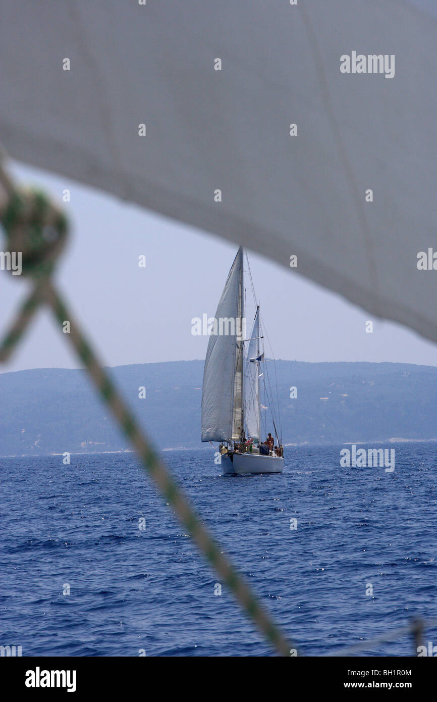 Blick auf Segelboot vor der Küste, Ionische Inseln, Griechenland Stockfoto