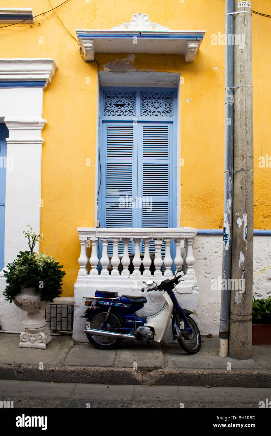 Ein Moped sitzt außerhalb eines herrlichen hellen Altbauten Cartagenas Stockfoto