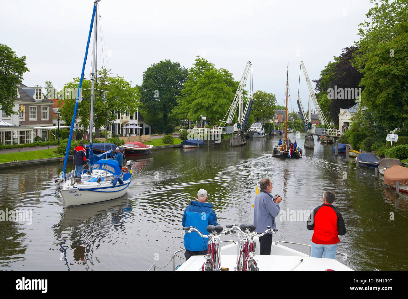 Segelboote auf dem Fluss Vecht vorbeifahren ein Bascule Bridge, Niederlande, Europa Stockfoto