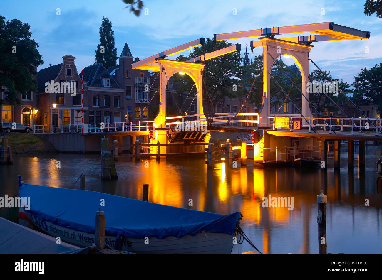 Blick auf eine Klappbrücke am Fluss Vecht in den Abend, Weesp, Niederlande, Europa Stockfoto