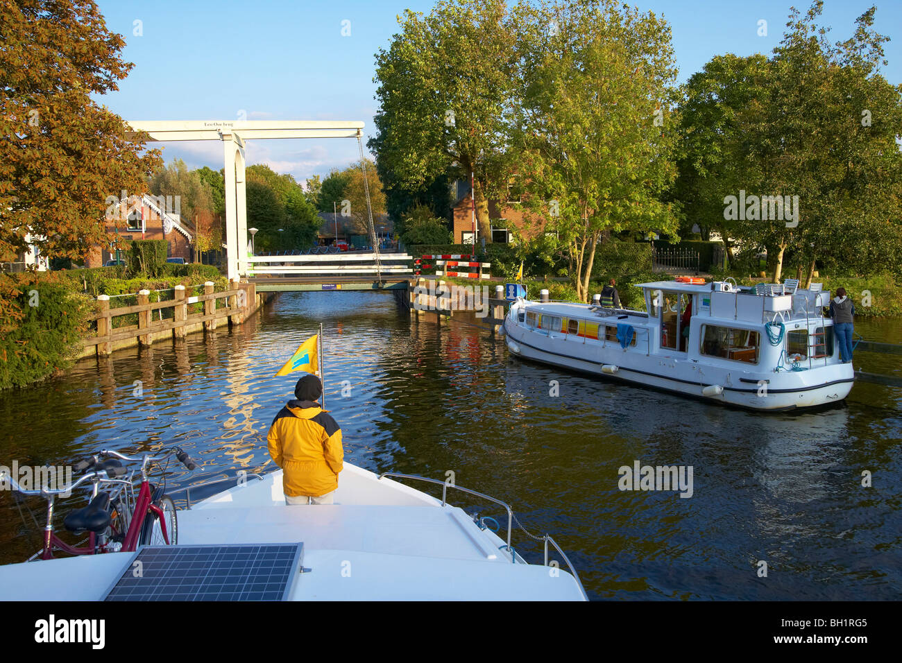 Zwei Hausboote auf dem Fluss Vecht nähert sich ein Bascule Bridge, Niederlande, Europa Stockfoto