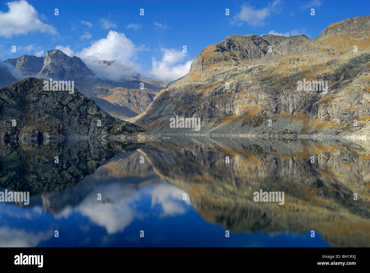 Reflexion der Berge auf See Bacino del Truzzo, Oberhalbstein Alpen, Chiavenna, Sondrio, Lombardei, Italien Stockfoto