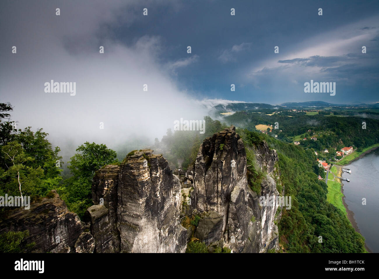 Blick von der Bastei über Fluss Elbe, Sächsische Schweiz, Elbsandsteingebirge, Sachsen, Deutschland Stockfoto