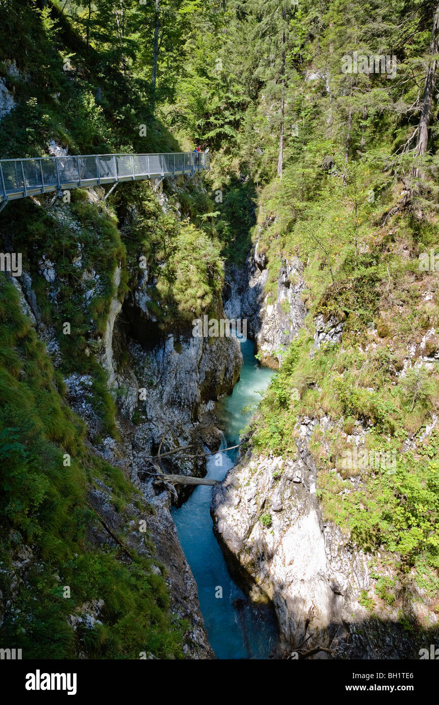 Wandern in der Leutaschklamm Schlucht in der Nähe von Mittenwald, Oberbayern, Deutschland Stockfoto