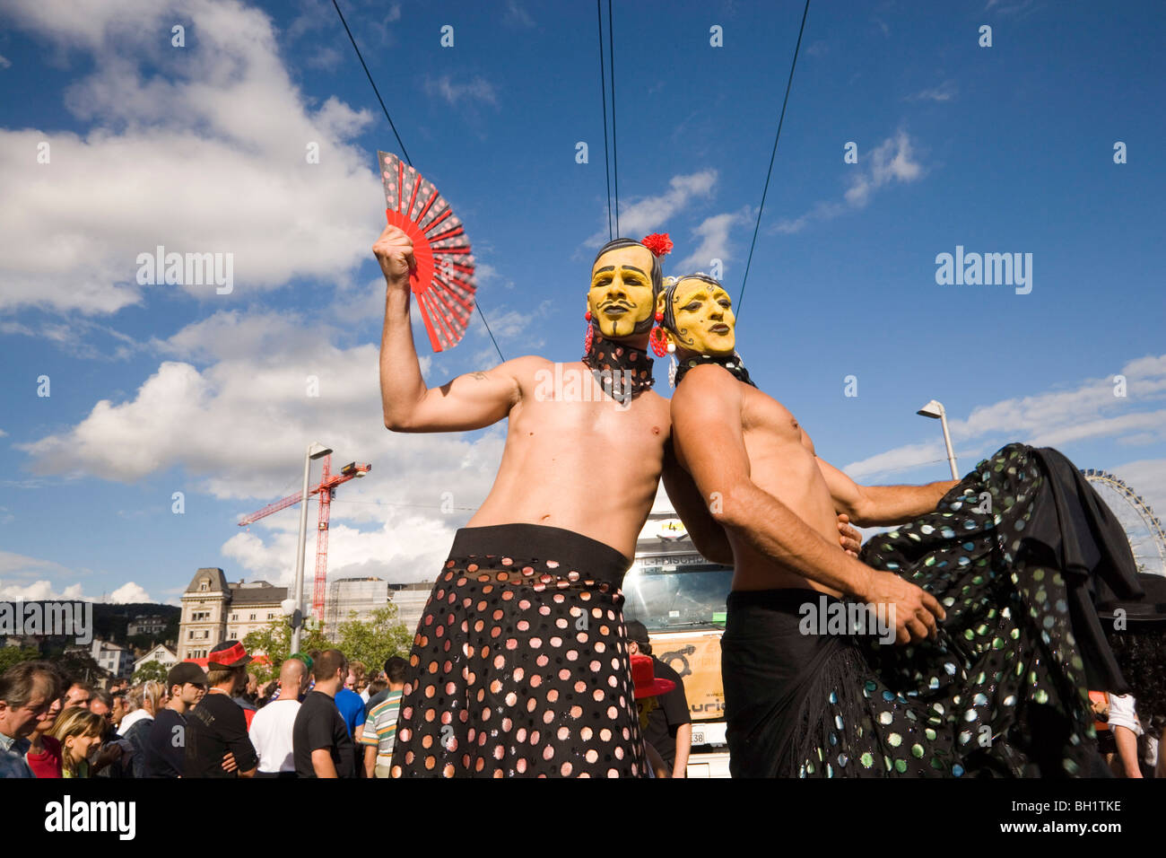 Zwei verkleidete Männer in der Nähe von Quai-Brücke, Street Parade, die am meisten besuchten Technoparade in Europa, Zürich, Kanton Zürich, Schweiz Stockfoto Zwei verkleidete Männer in der Nähe von Quai-Brücke, Street Parade, die am meisten besuchten Technoparade in Europa, Zürich, Kanton Zürich, Schweiz Stockfoto