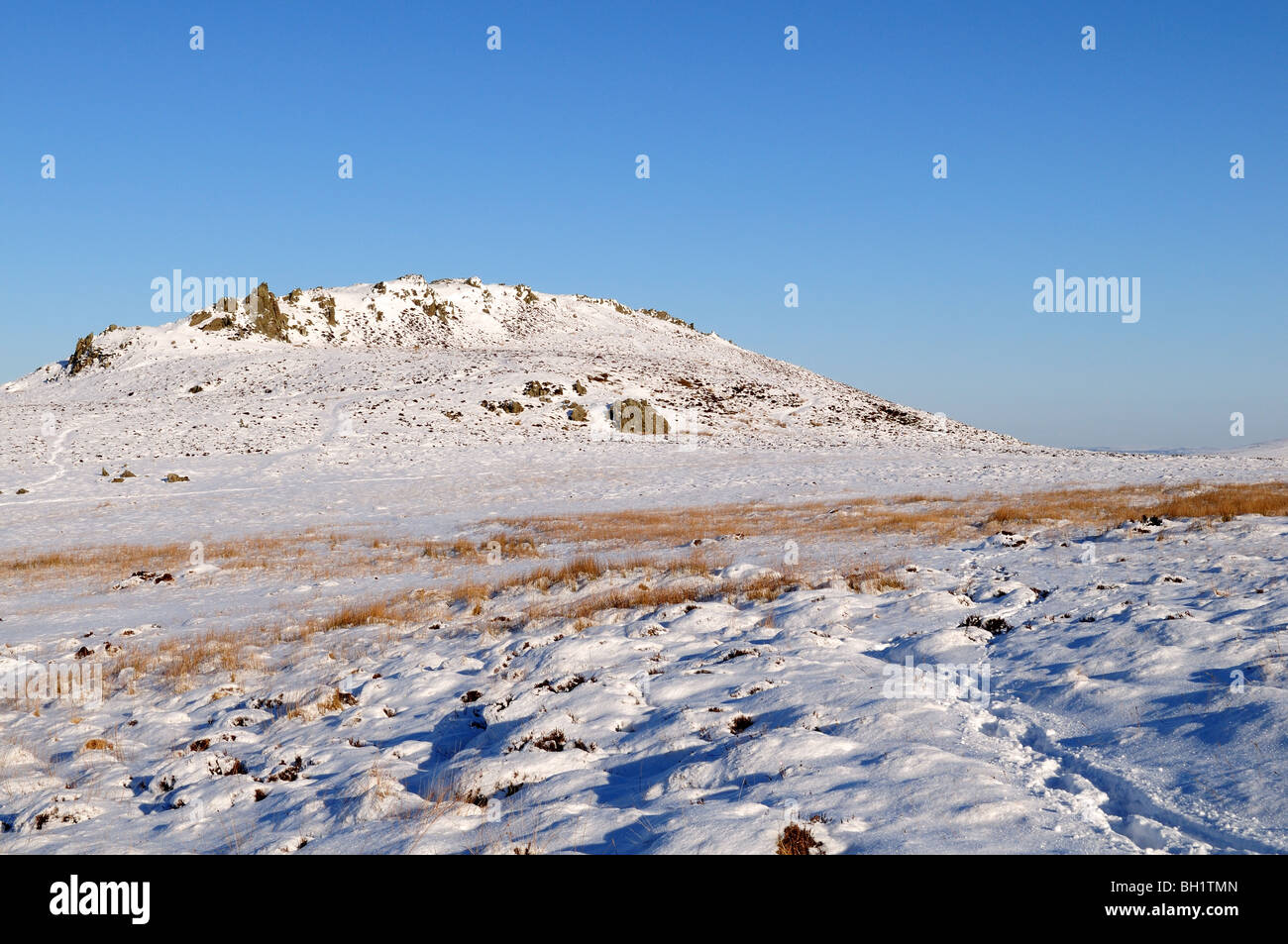 Foeldrygarn Eisenzeit Fort und 3 Bronzezeit Cairnes im Schnee Preseli Hills Pembrokeshire Wales Cymru UK GB Stockfoto