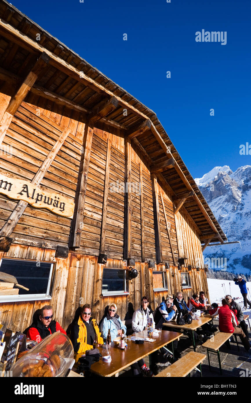 Gäste, die Ruhe auf der Terrasse des Chalet Alpwaeg, erstens Grindelwald, Berner Oberland, Kanton Bern, Schweiz Stockfoto