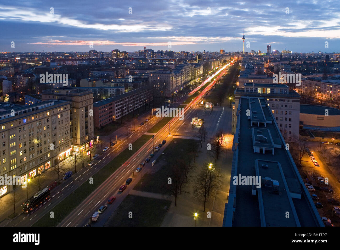 Abend Lichter, Karl-Marx-Allee mit Fernsehturm, Berlin Stockfoto