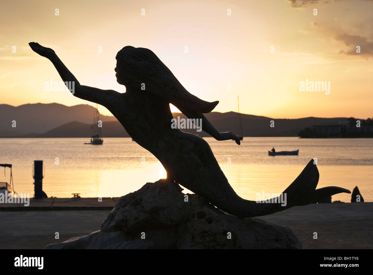 Meerjungfrau Statue Brunnen an der Uferpromenade der Stadt Poros, Griechenland Stockfoto