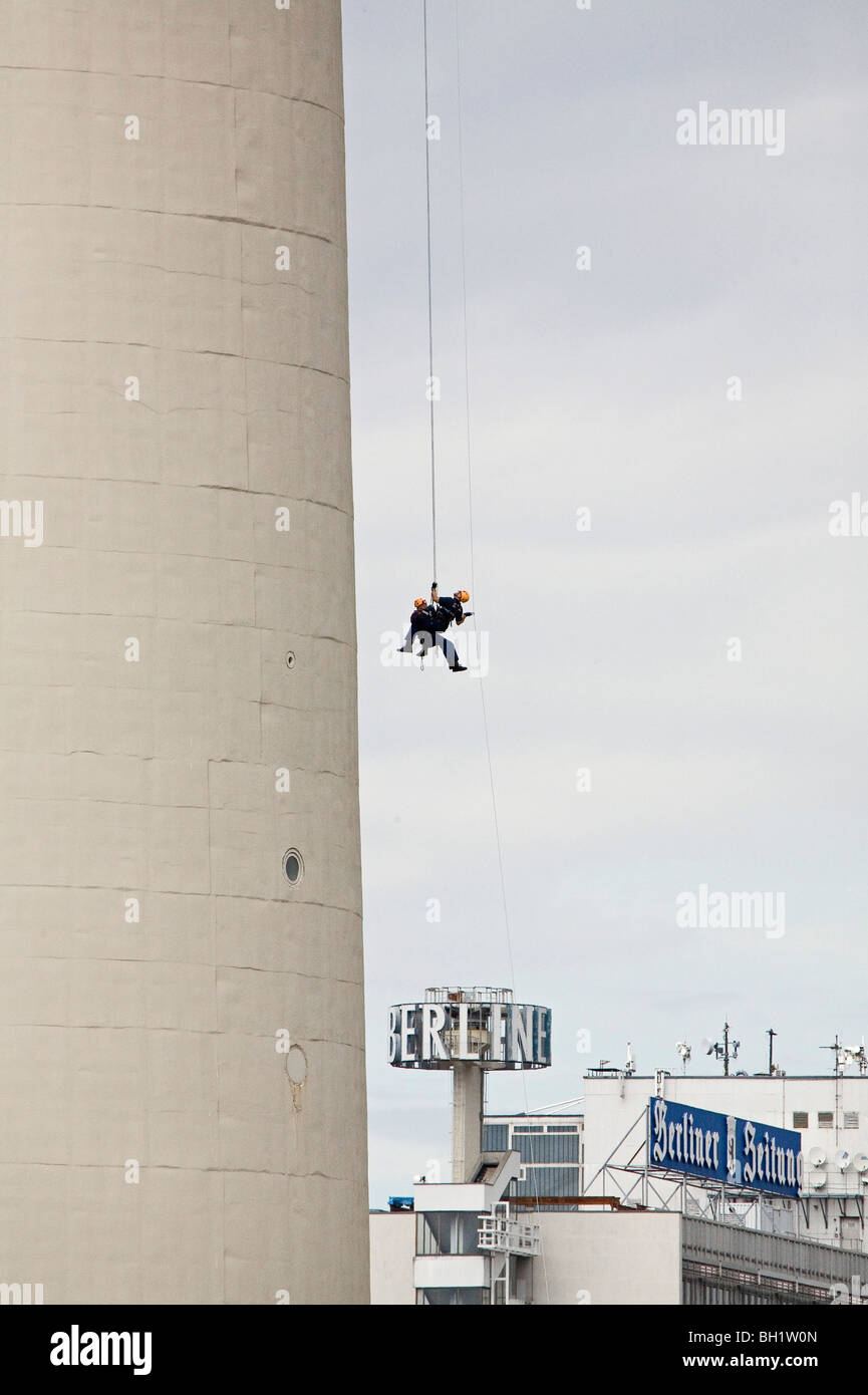 Zwei Industriekletterer Abseilen auf den Turm der Berliner Fernsehturm, Alex, Berlin, Deutschland Stockfoto