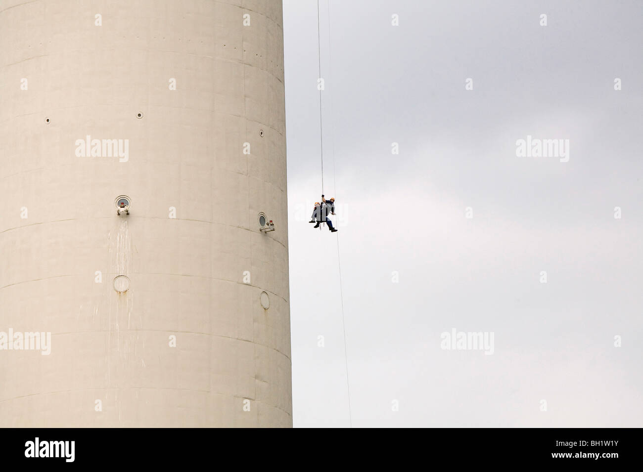 Zwei Industriekletterer Abseilen auf den Turm der Berliner Fernsehturm, Alex, Berlin, Deutschland Stockfoto