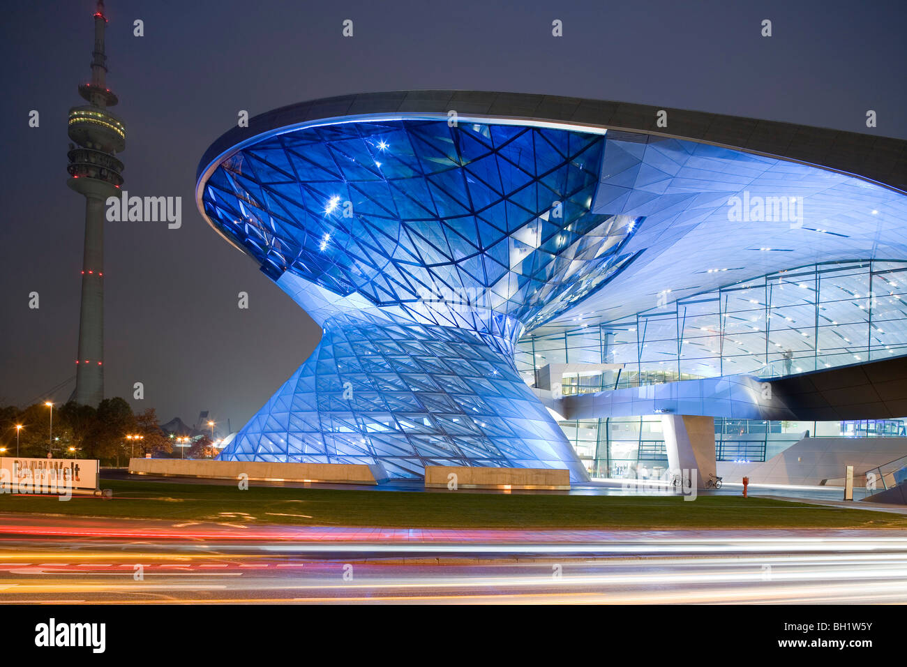 BMW Welt. Entworfen von Architekt Wolfgang Prix, Coop Himmelb (l) au, eine multifunktionale Kunden Erfahrung und Ausstellung-Anlage Stockfoto