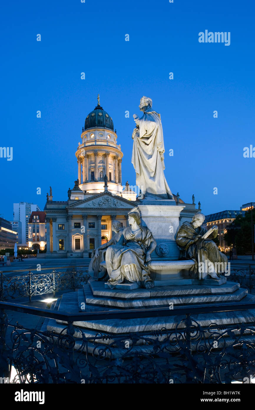 Deutscher Dom, Deutscher Dom am Gendarmenmarkt mit Schiller-Denkmal, Statue von Friedrich von Schiller, Berlin, Deutschland, Eu Stockfoto