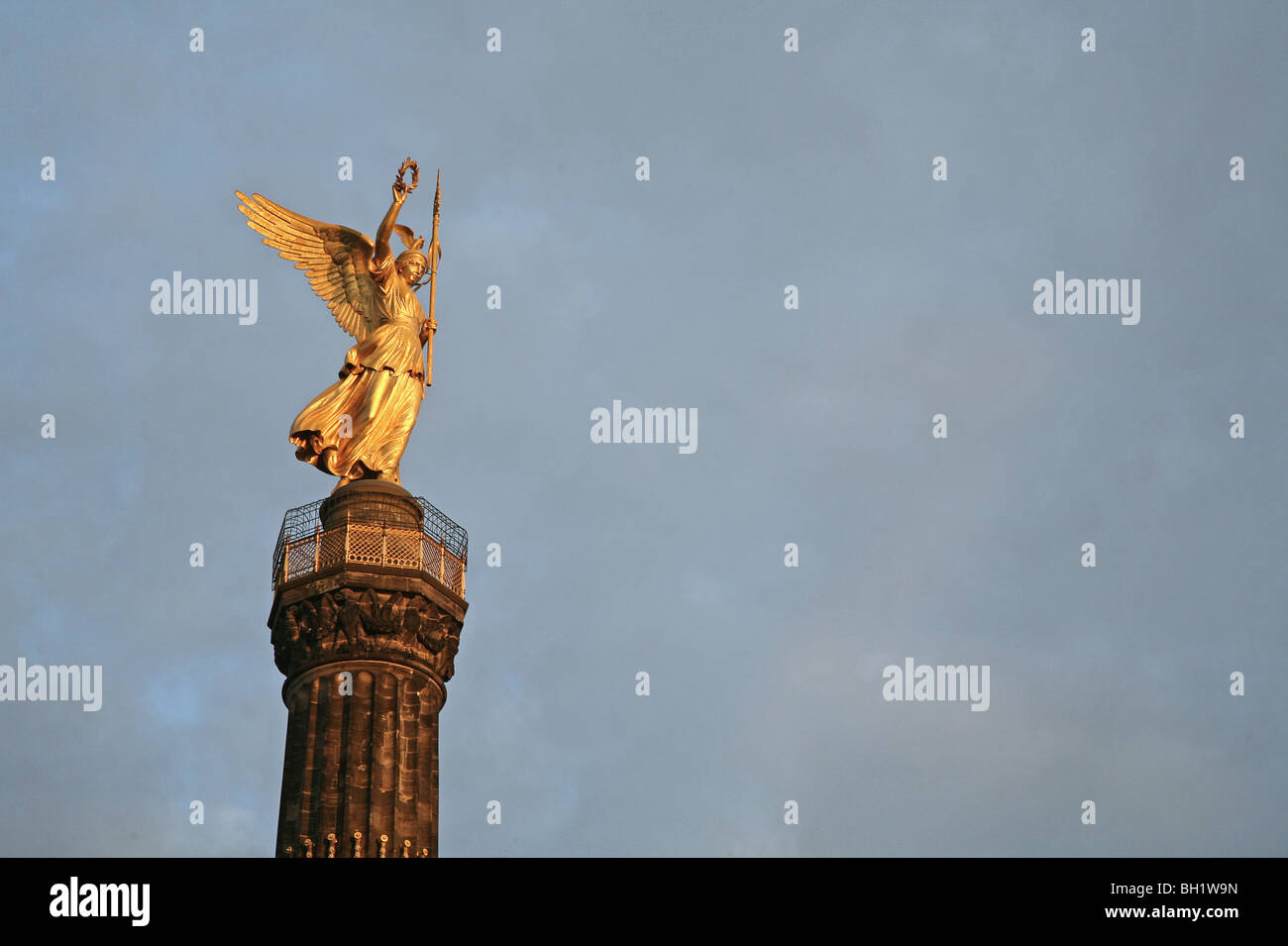 Die Siegessäule, Siegessaeule mit goldene Statue der Siegesgöttin, am großen Stern, in Berlin, Deutschland Stockfoto