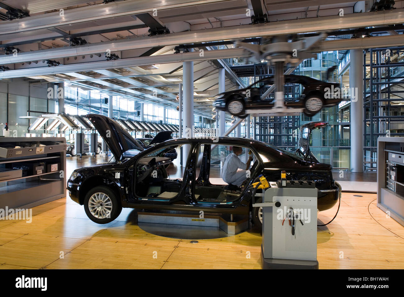 Die Gläserne Manufaktur, Produktion von Automobilen Pflanze im Besitz von Volkswagen, moderne Fabrik entwickelt, um die Produktionslinie vi Stockfoto