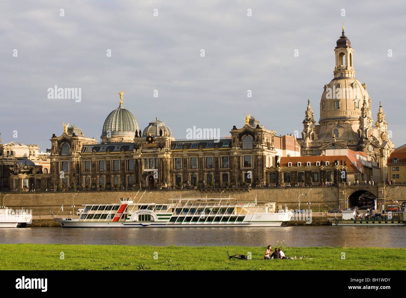 Skyline von Dresden mit Bruehlsche Terrasse, Kunstakademie und Frauenkirche, Frauenkirche, über die Elbe, Dres Stockfoto