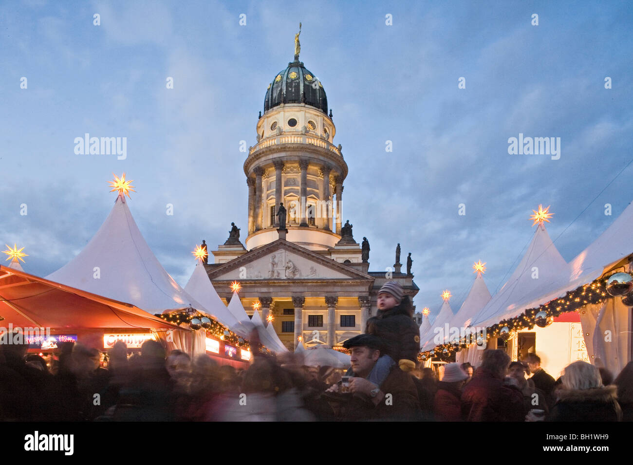 Weihnachtsmarkt, Deutscher Dom, Gendarmenmarkt, in der Nacht, Berlin, Deutschland Stockfoto