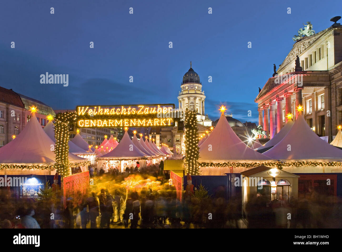 Weihnachtsmarkt bei Nacht, Gendarmenmarkt, Berlin, Germany Stockfoto