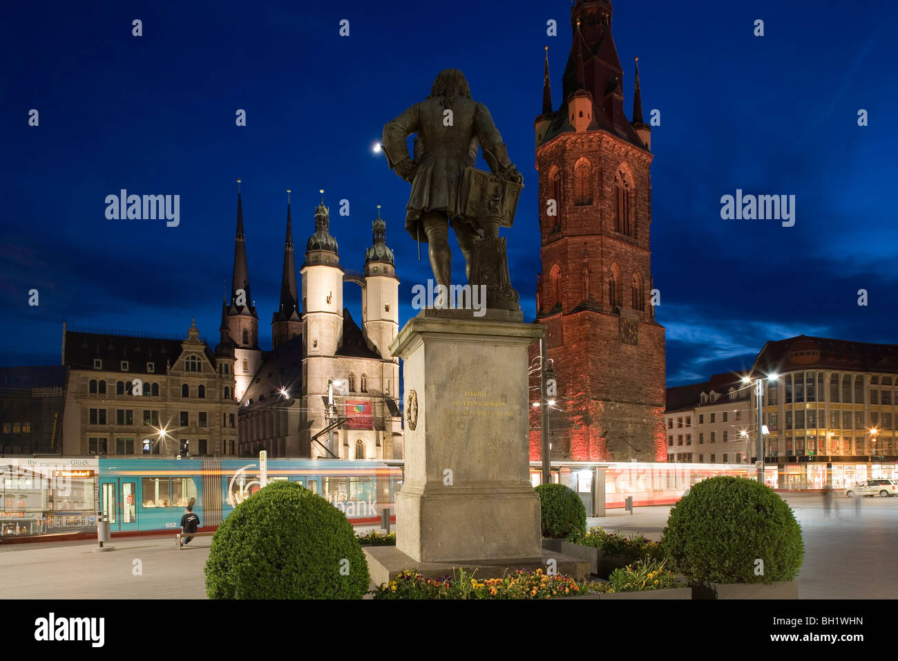 Kirche auf Central market Square, Haendel Denkmal und roten Turm, Halle ein der Saale, Sachsen-Anhalt, Deutschland, Europa Stockfoto