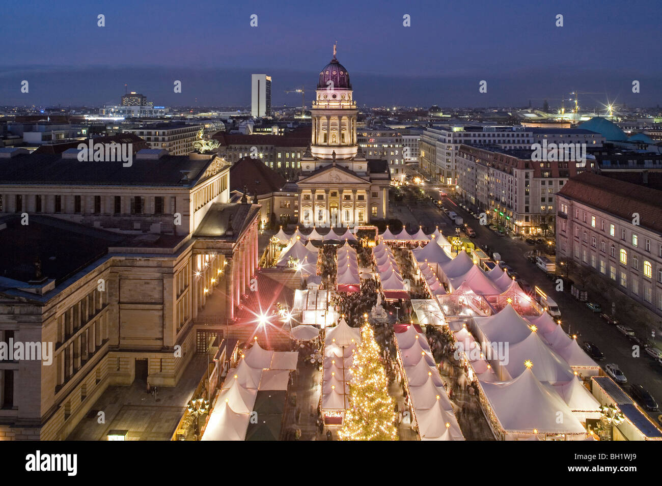 Weihnachtsmarkt, Gendarmenmarkt, in der Nacht, Berlin, Deutschland Stockfoto