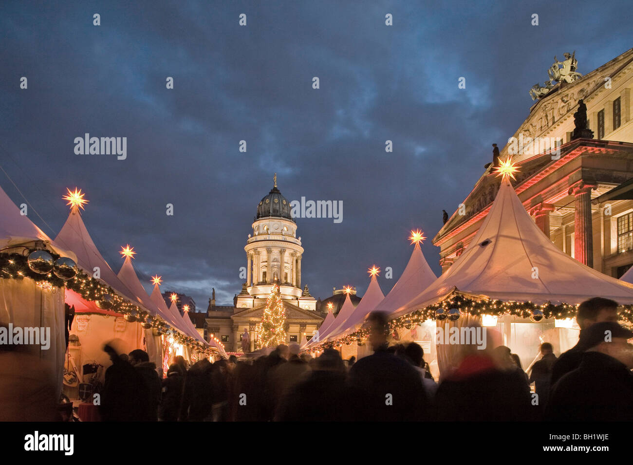 Weihnachtsmarkt, Gendarmenmarkt, in der Nacht, Berlin, Deutschland Stockfoto