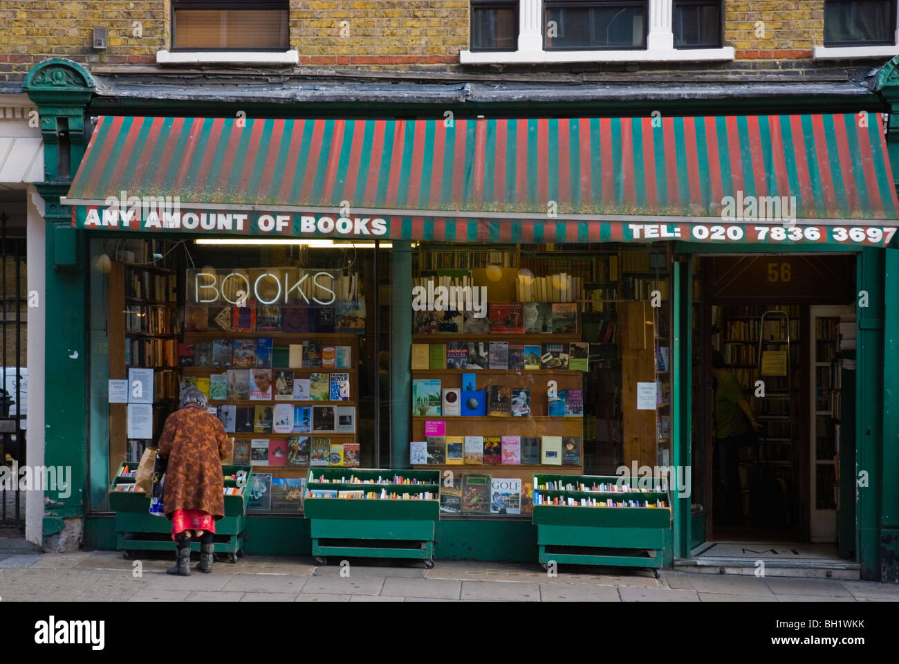 Zweitens haben Sie Buchhandlung außen Charing Cross Road central London England UK Stockfoto