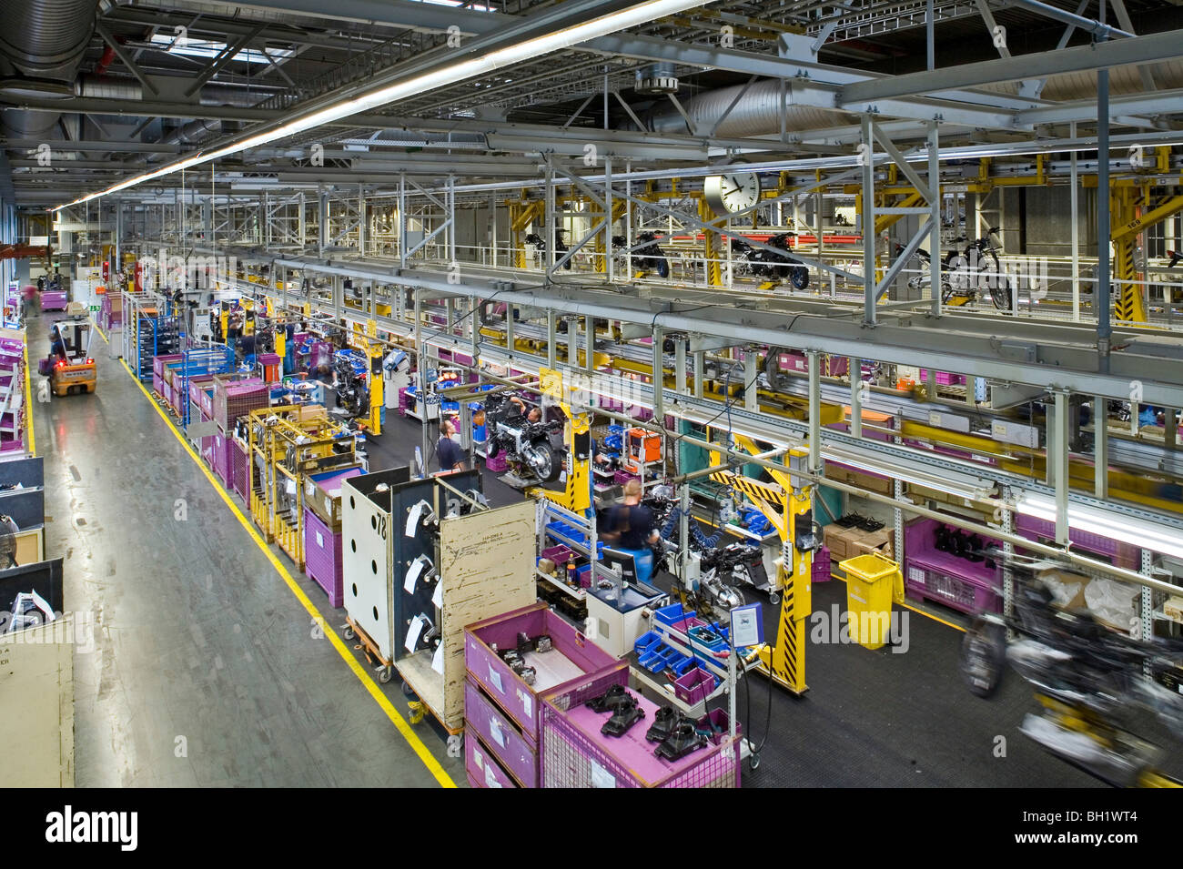 Arbeiter Schweißen am Motorradrahmen, BMW-Motorrad-Werk in Berlin,  Deutschland Stockfotografie - Alamy