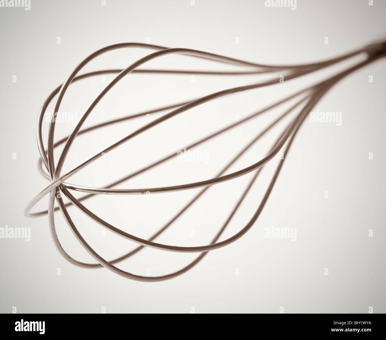 Ballon Schneebesen schließen bis auf weißem Hintergrund Stockfoto