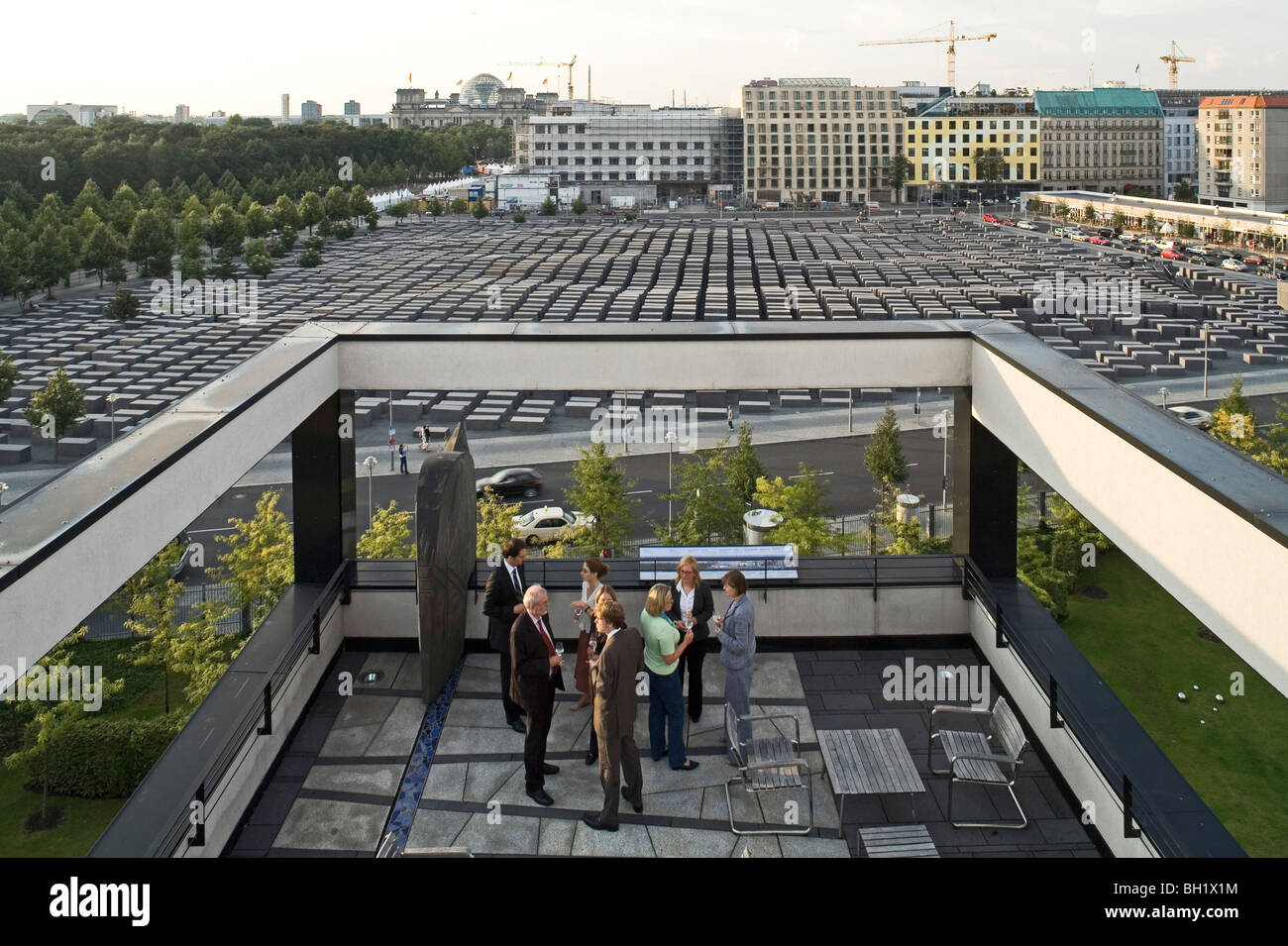 auf der Dachterrasse der Repräsentation der Staat Rheinland Pfalz in Berlin, gegenüber des Denkmals für die ermordeten Juden von E Stockfoto