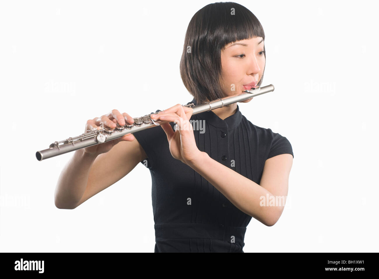 Junge Koreanerin spielt Querflöte Stockfoto