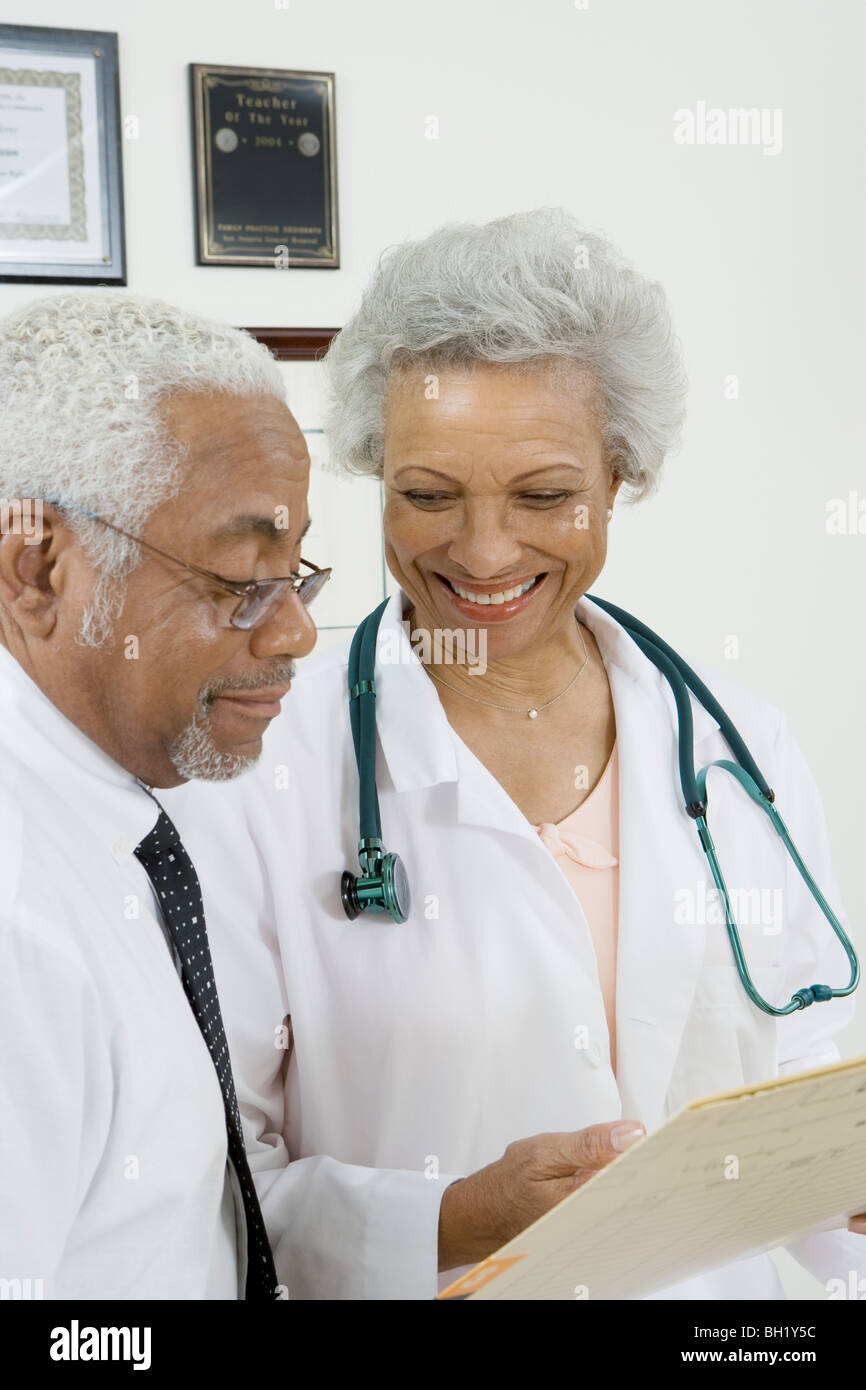 Senior Gesundheitsexperten diskutieren Krankenakten Stockfoto